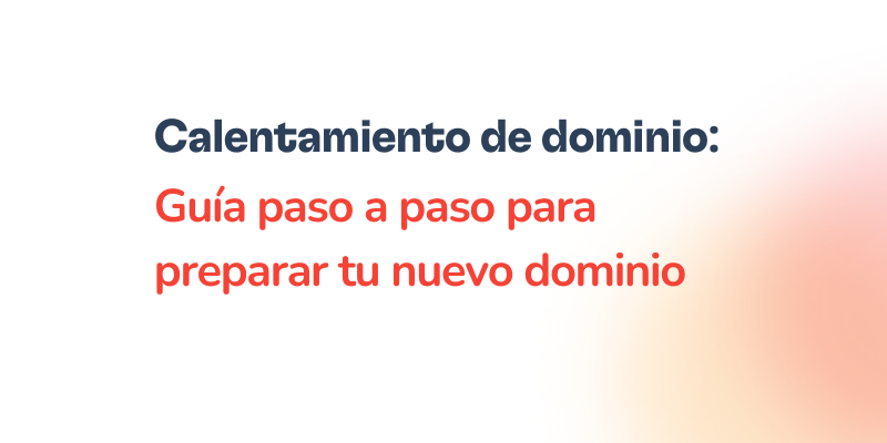 Domina el calentamiento de dominio desde cero: Guía práctica 11 Text in Spanish: Calentamiento de dominio: Guía paso a paso para el calentamiento de dominio y cómo preparar tu nuevo dominio sobre fondo blanco con un suave degradado naranja en la esquina inferior derecha.