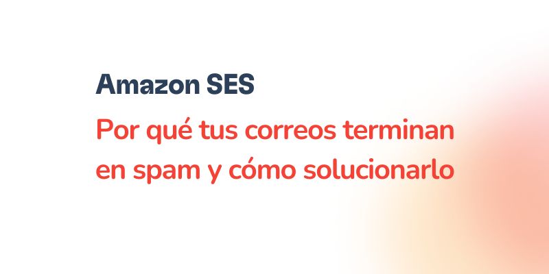 Text in Spanish: “Correos de Amazon SES. Por qué tus correos terminan en spam y cómo solucionarlo” sobre fondo blanco con degradado rojo en la esquina inferior derecha.