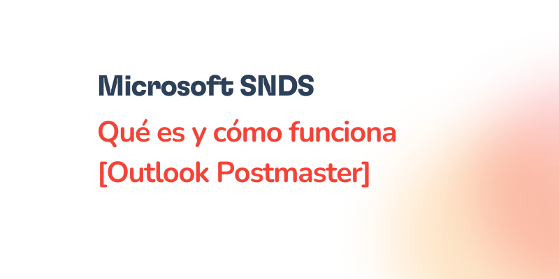Text graphic with the title: Microsoft SNDS Qué es y cómo funciona [Outlook Postmaster] in bold blue and red-orange font on a white background, featuring a blurred orange gradient on the right side. Perfect for learning about Microsoft SNDS.